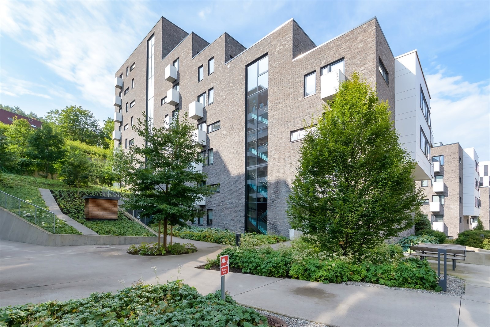 Fasade - Bygården er fra 2017 og holder god standard - Nydelige fellesområder og god plass mellom bebyggelsen Galleribilde