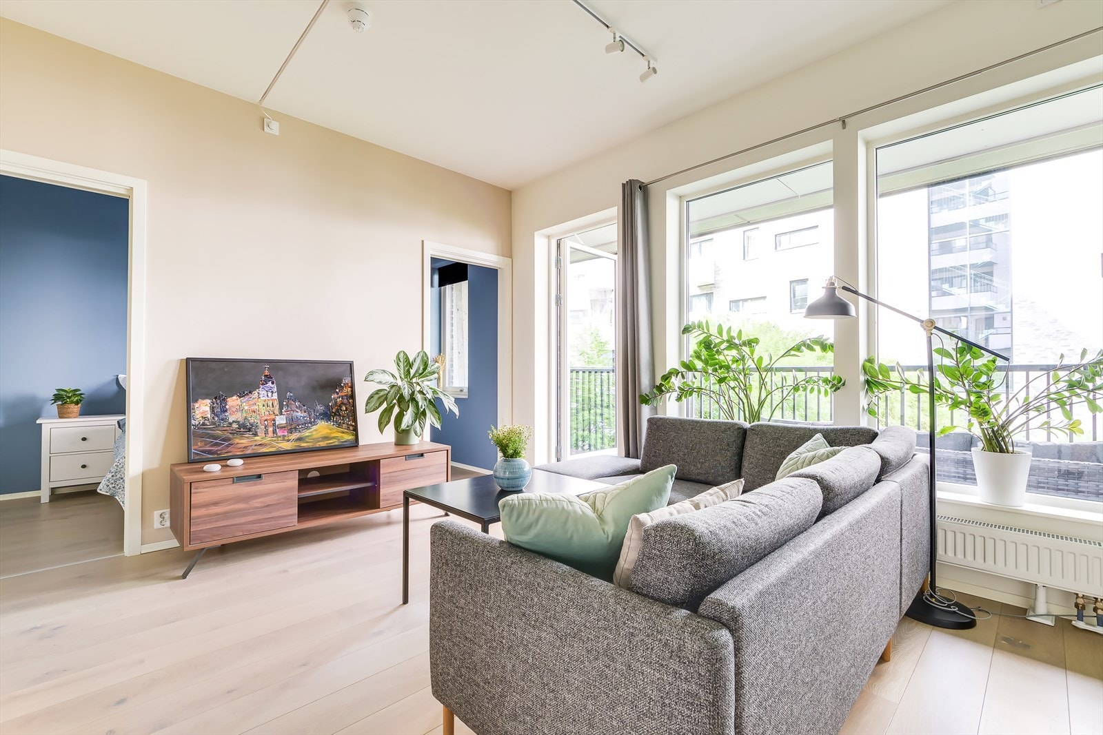 Vinduene og balkongen vender mot vest som gir herlige sol og lysforhold Galleribilde