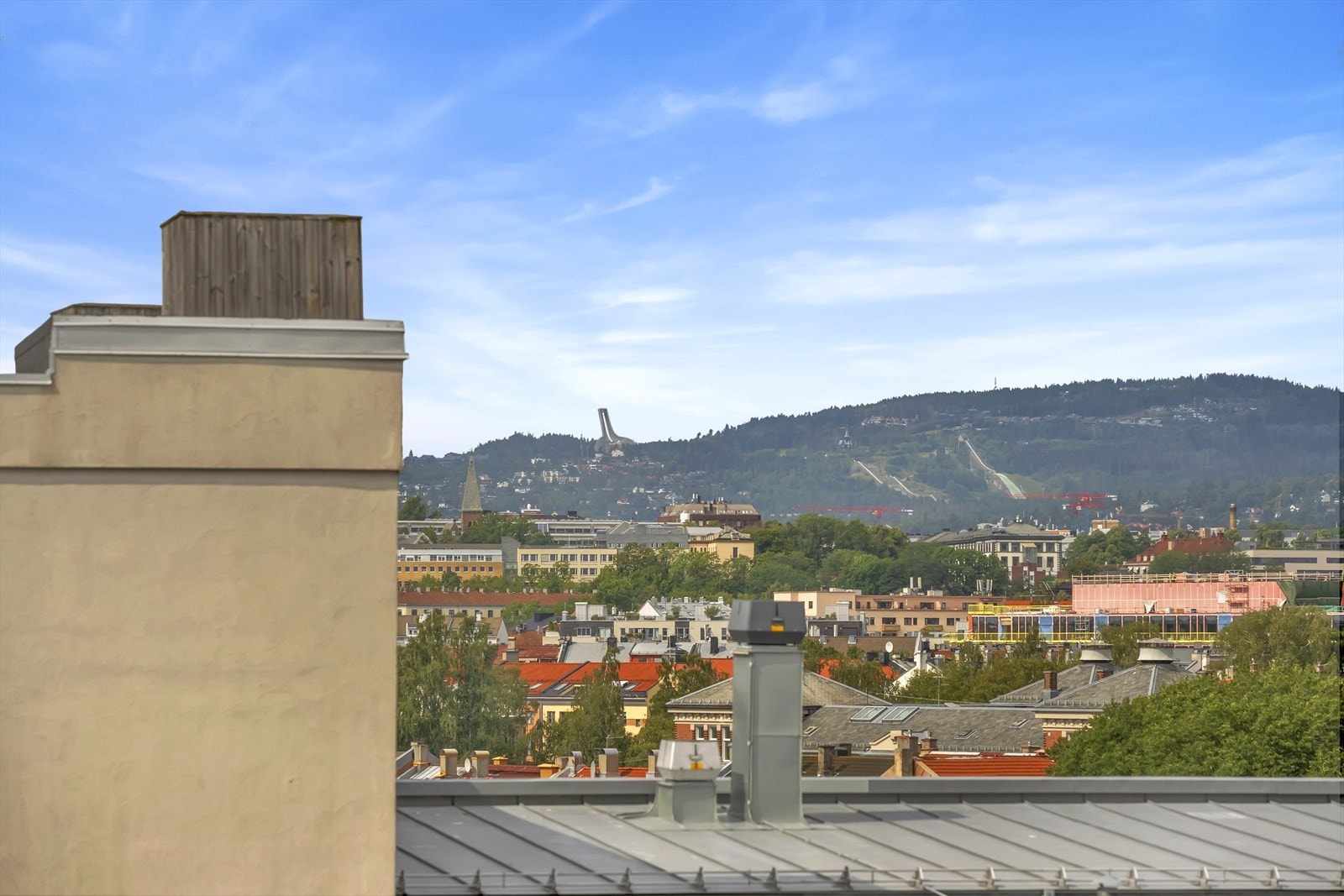 Utsikt fra takterrassen mot Holmenkollen Galleribilde