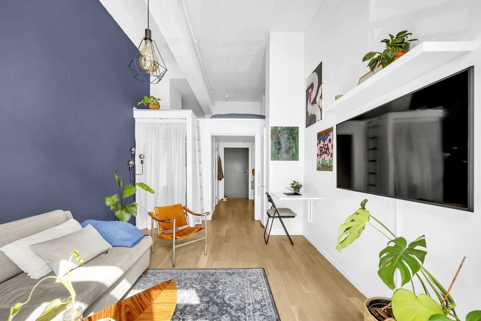 Stuen er i dag innredet med vegghengt bord som fungerer både som spisebord og skrivepult Galleribilde