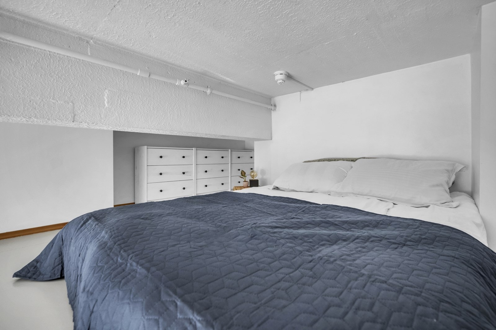 Her er det plass til bred madrass, nattbord og kommoder Galleribilde