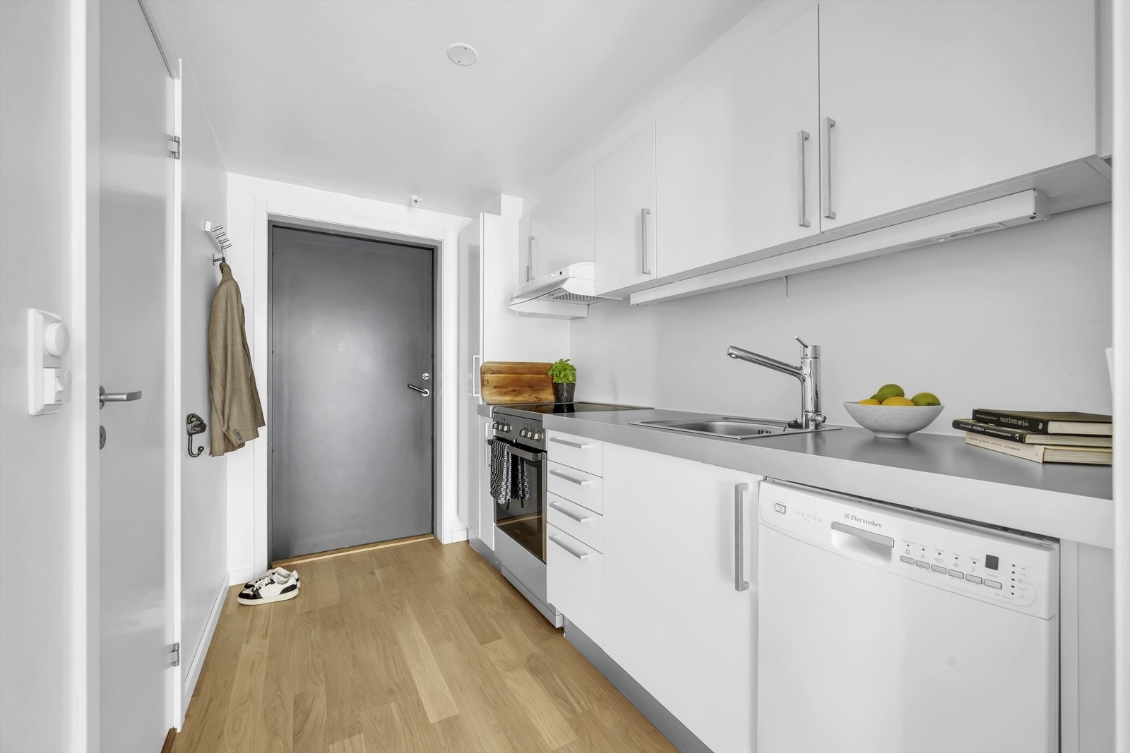 Ved inngangsdøren er det plass til oppbevaring av yttertøy Galleribilde