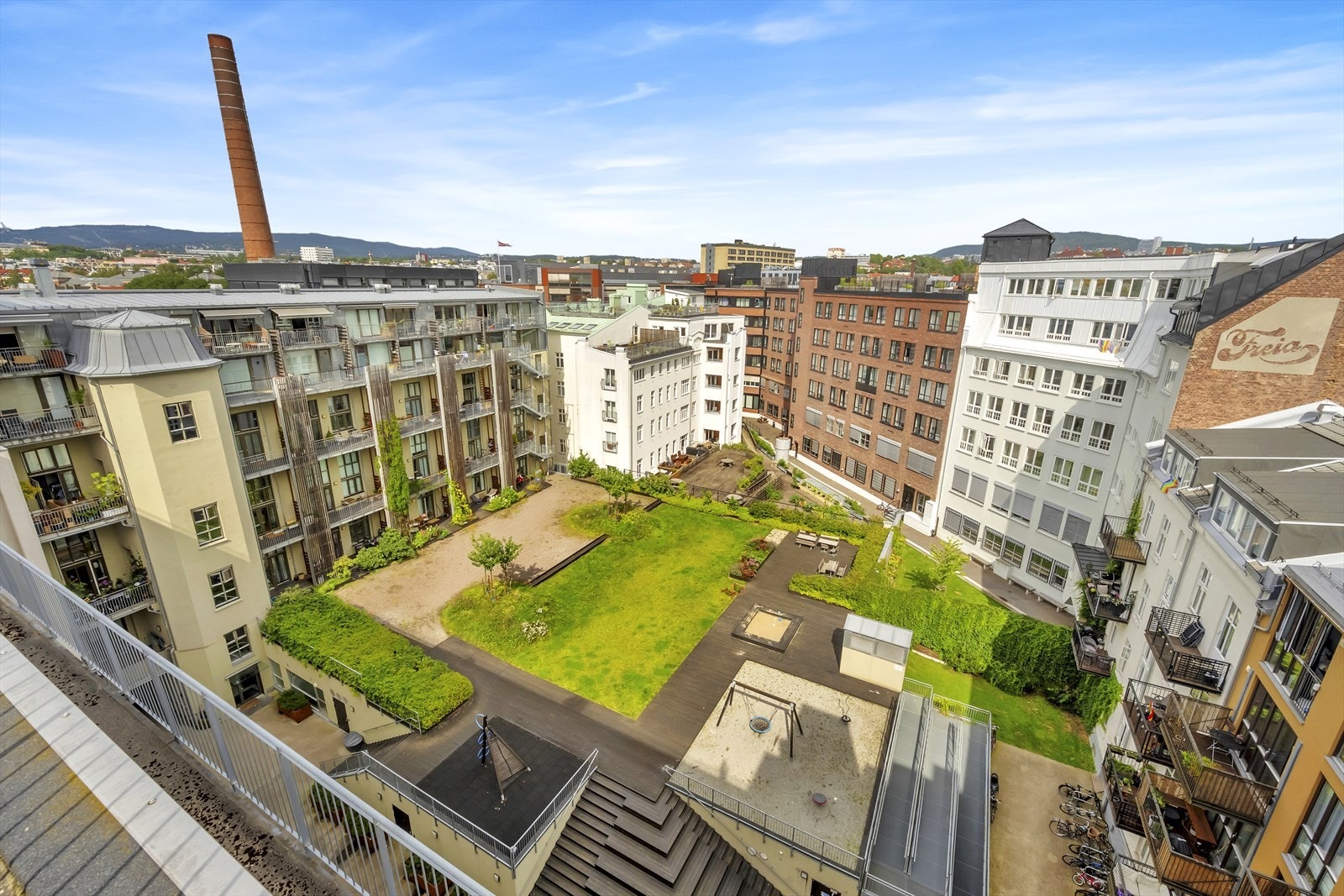 Hyggelig og pent opparbeidet bakgård Galleribilde