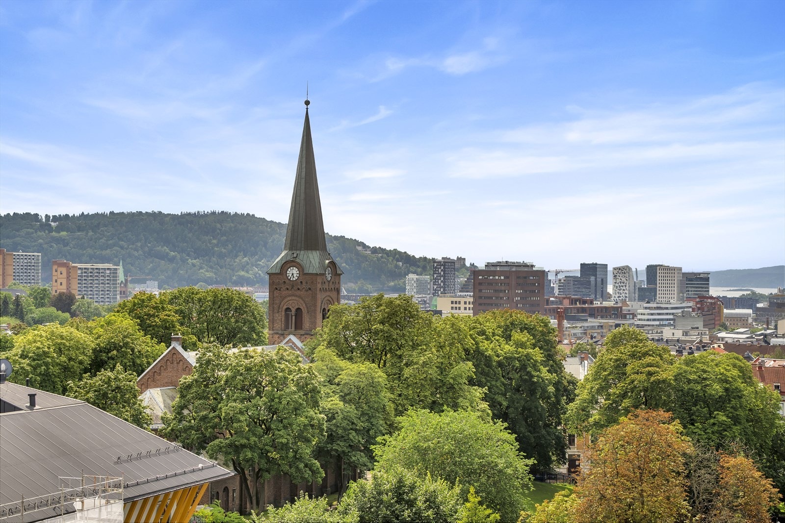 På takterrassen har du optimale solforhold, flere sittegrupper og åpent utsikt over hele Oslo Galleribilde