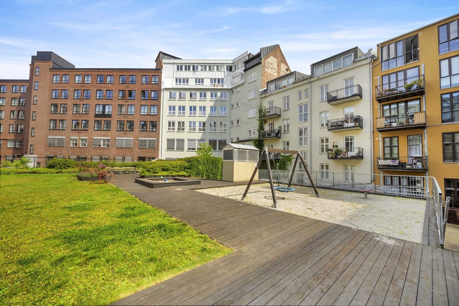 Her er det både sittegrupper og lekeplass for de minste Galleribilde