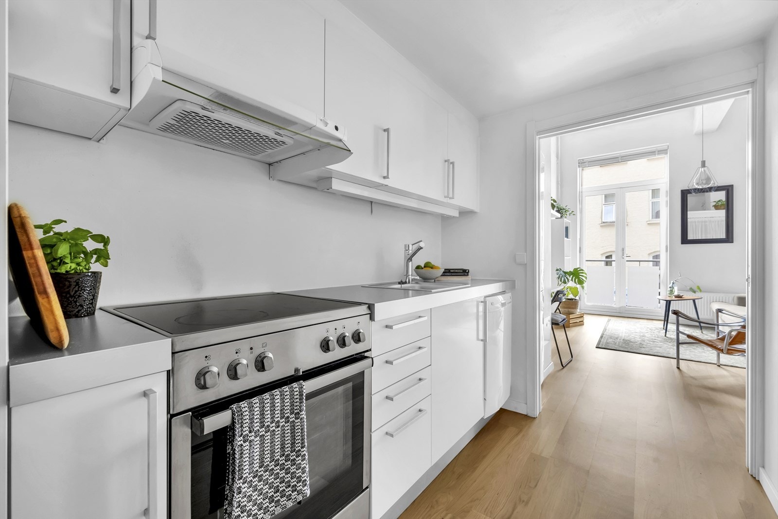 Tidløst og smakfullt kjøkken fra Norema med glatte fronter og benkeplate i laminat Galleribilde