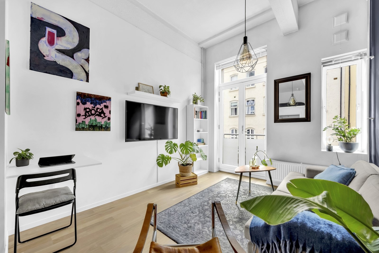 Rommet oppleves lyst og luftig med god innslipp av naturlig lyg og en himlingshøyde på hele 3,59 meter Galleribilde