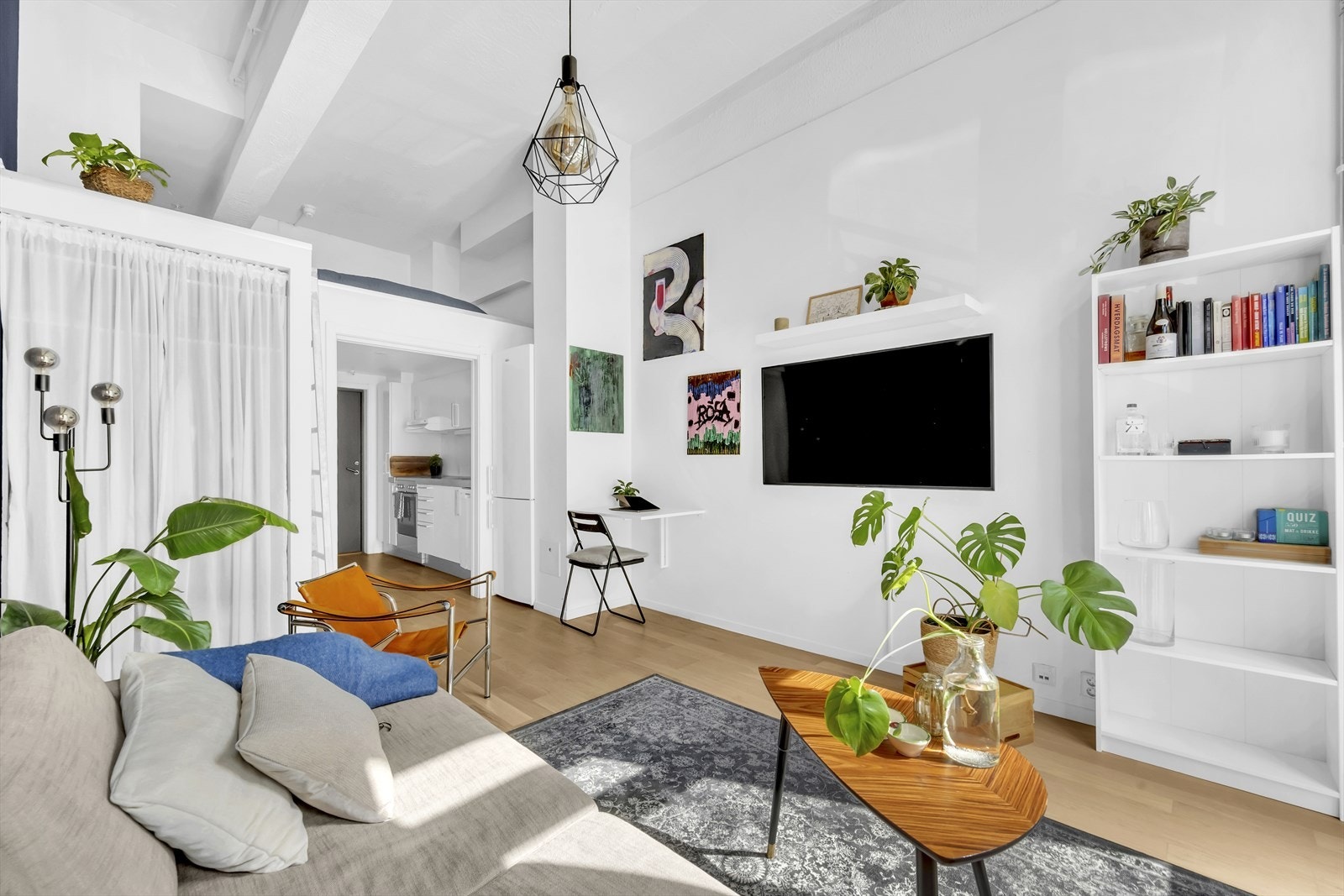 Leiligheten har stilrene overflater med parkett, en lun kontrastvegg og øvrige lyse vegger Galleribilde