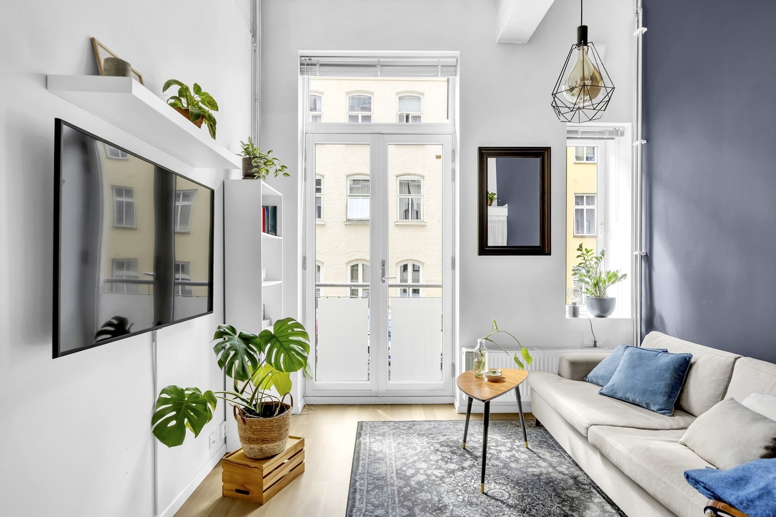 Leiligheten ligger i høy 1. etasje og inneholder entré, kjøkken, stue og bad Galleribilde