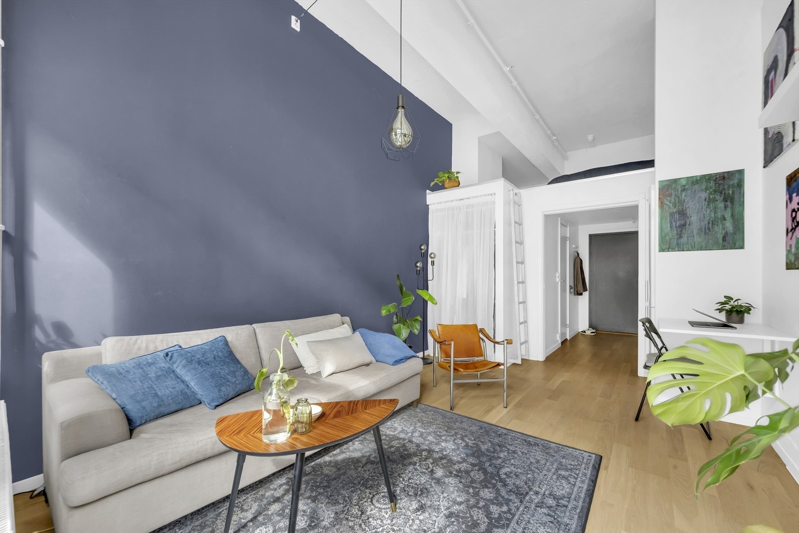 I stuen er det plass sofagruppe med tilhørende sofabord og tv-benk Galleribilde