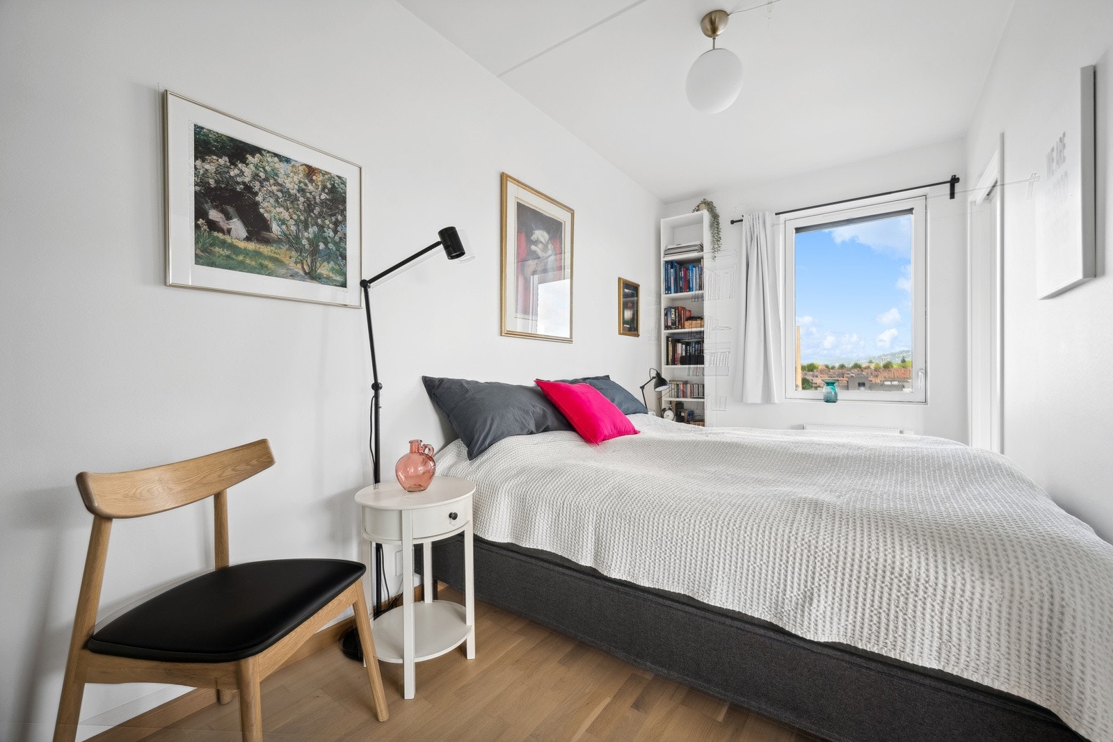 Romslig soverom Galleribilde