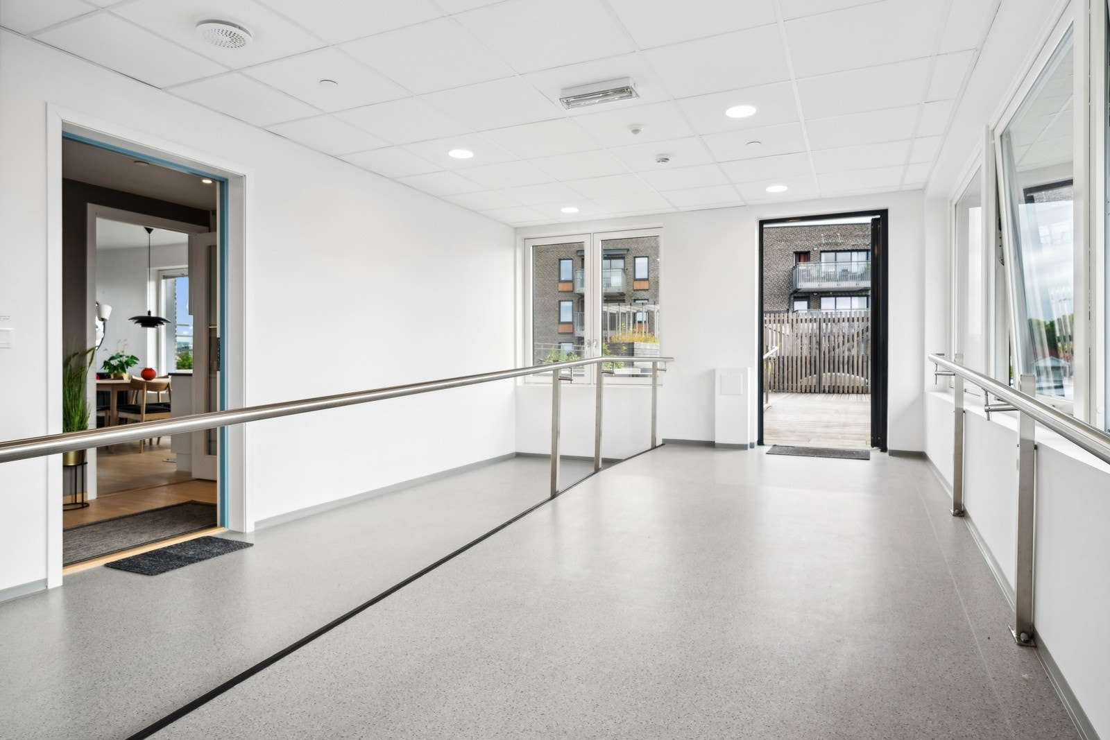 Fra representativt inngangsparti i etasjeplan - til høyre i bildet er inngangen til takterrassen, til venstre i bildet inngang til leiligheten Galleribilde