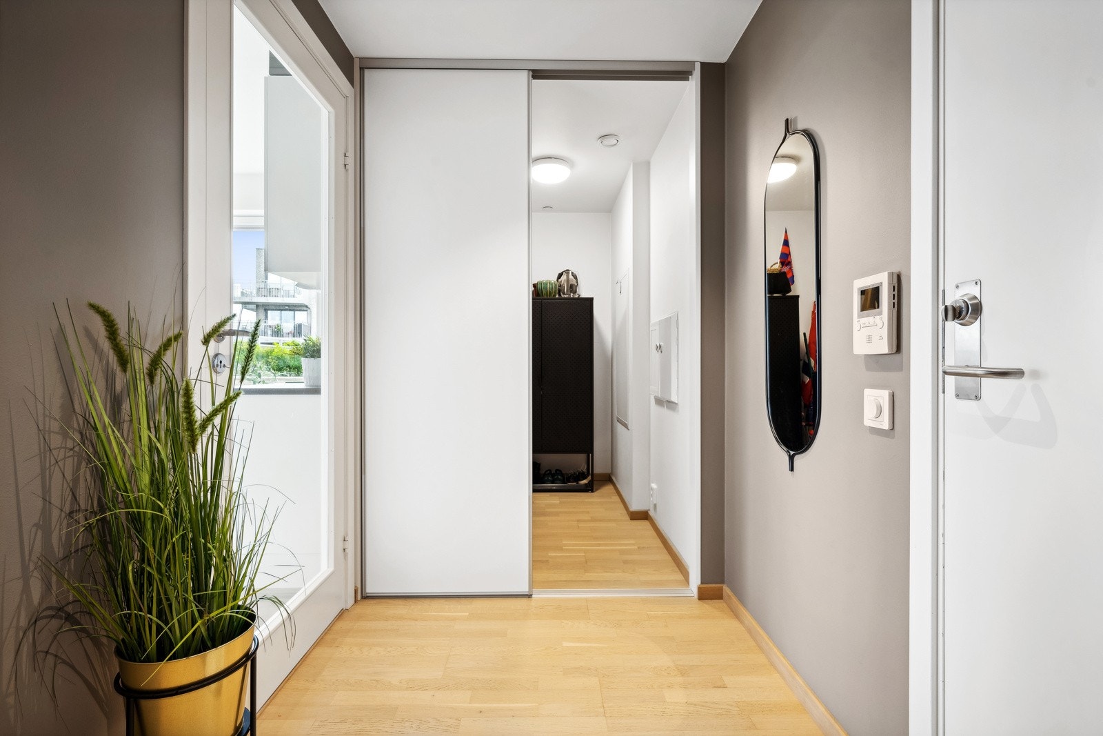 Fra entré er det inngang til praktisk bod Galleribilde