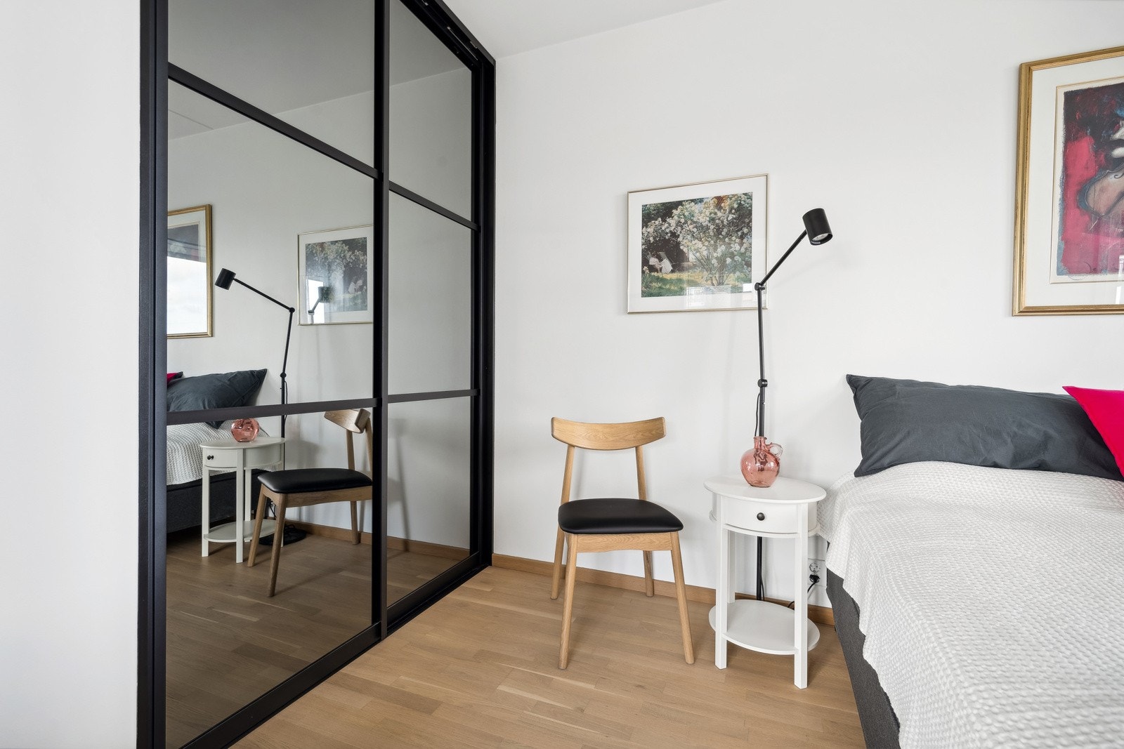 Soverommet har praktisk skyvedørsgarderobe Galleribilde