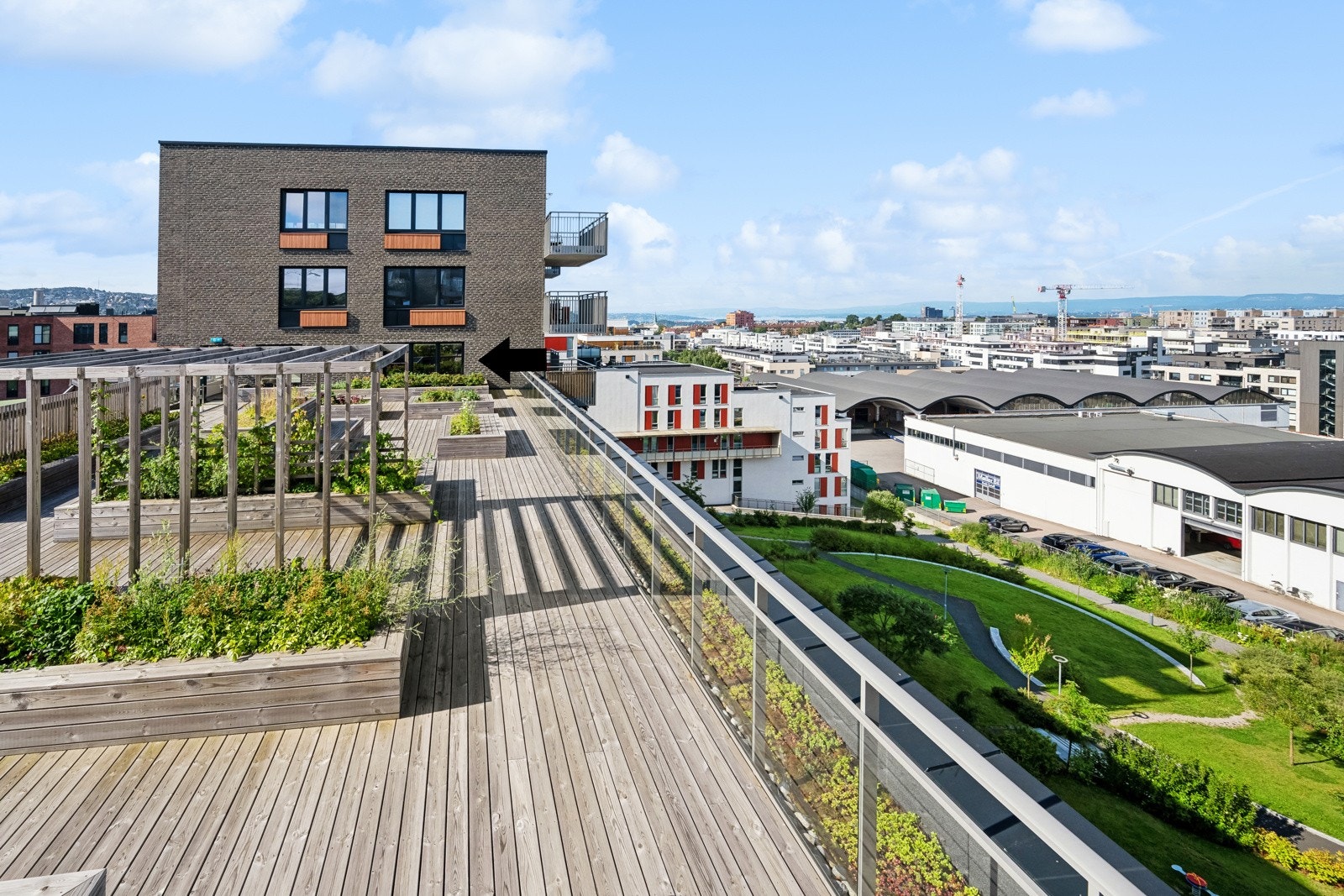 Flott, solrik og flott beplantet felles takterrasse med flotte utsiktsforhold Galleribilde