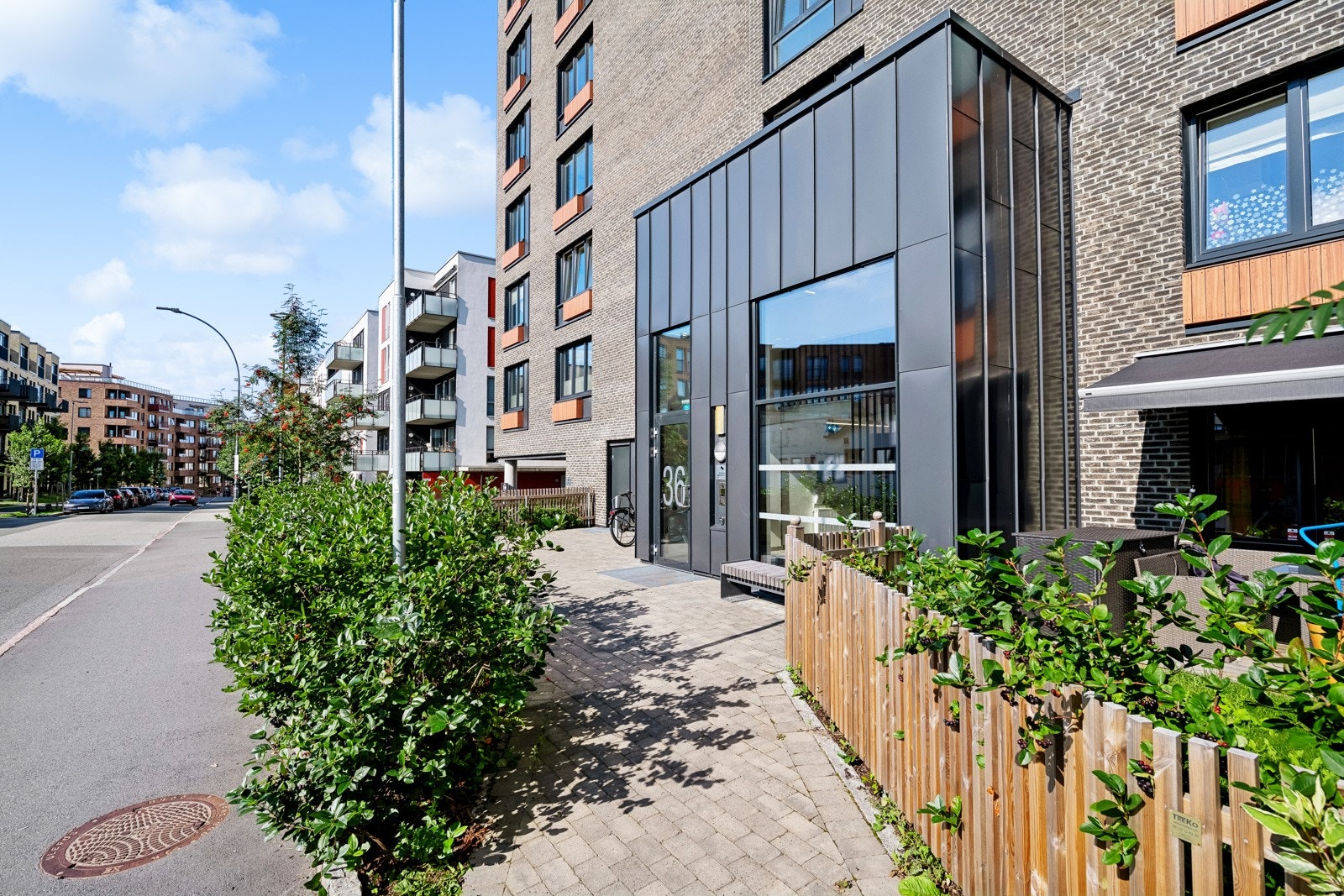 Fra byggets inngangsparti Galleribilde