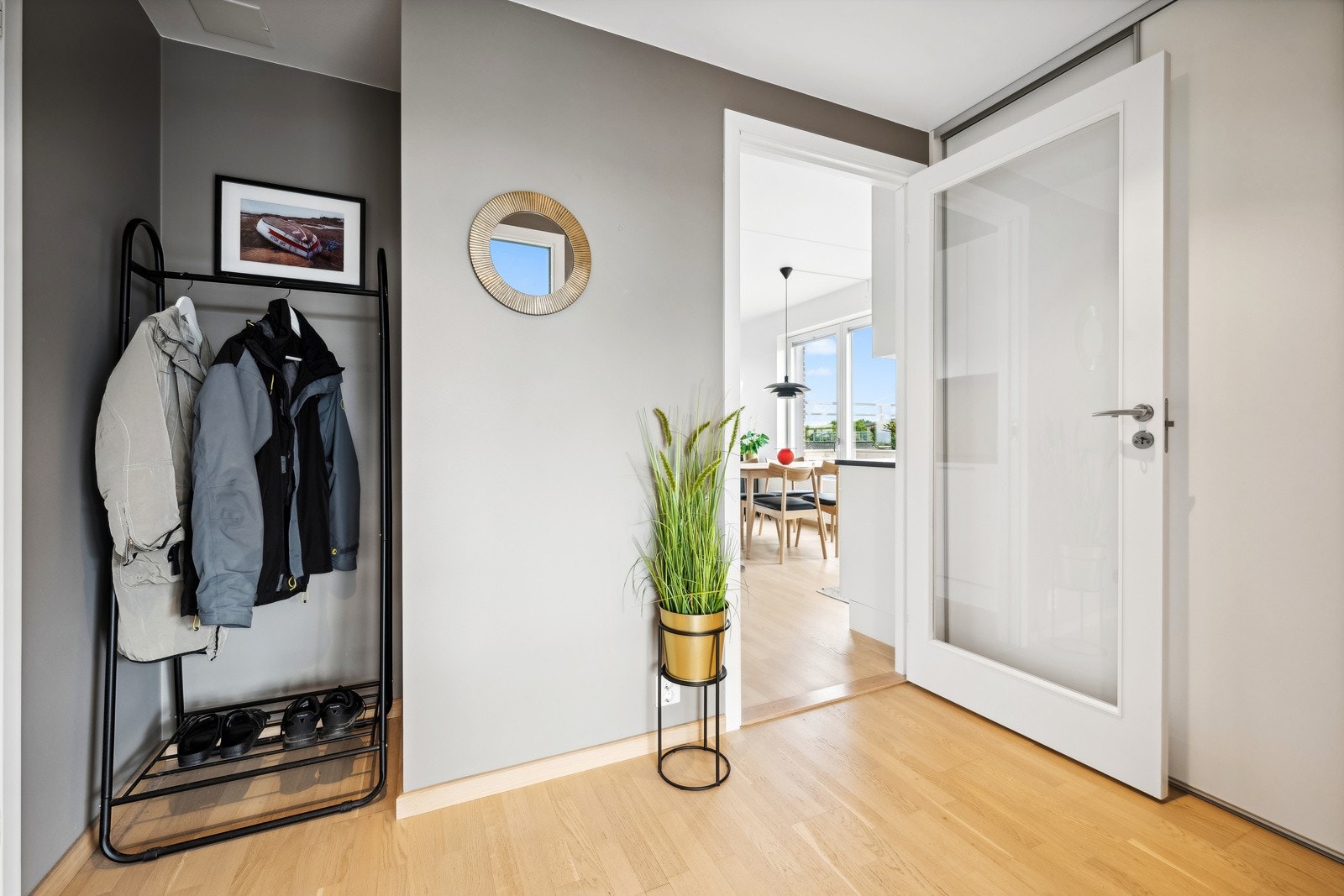 Lys entré med god plass til garderobe Galleribilde