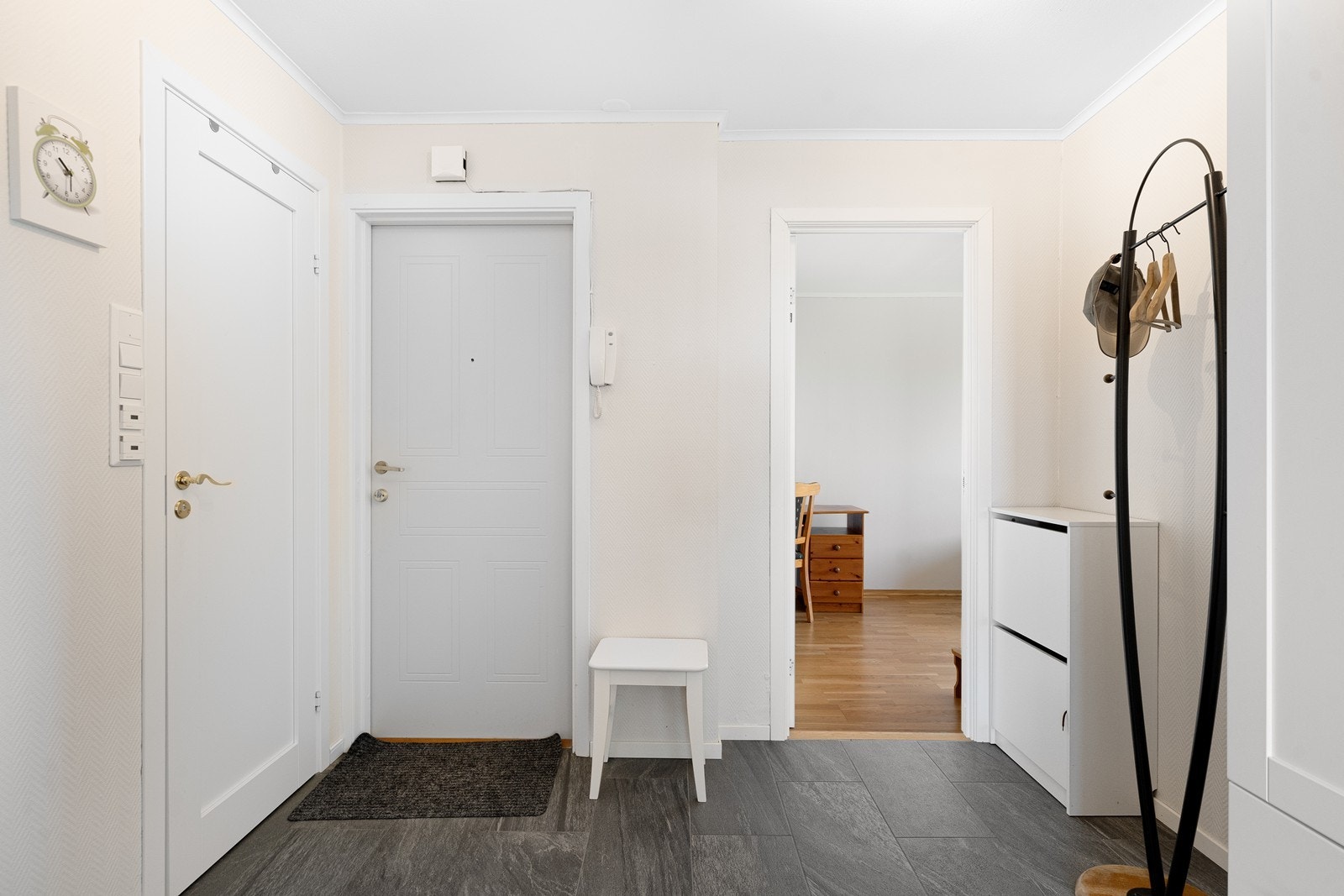 Romslig inngangsparti. Galleribilde