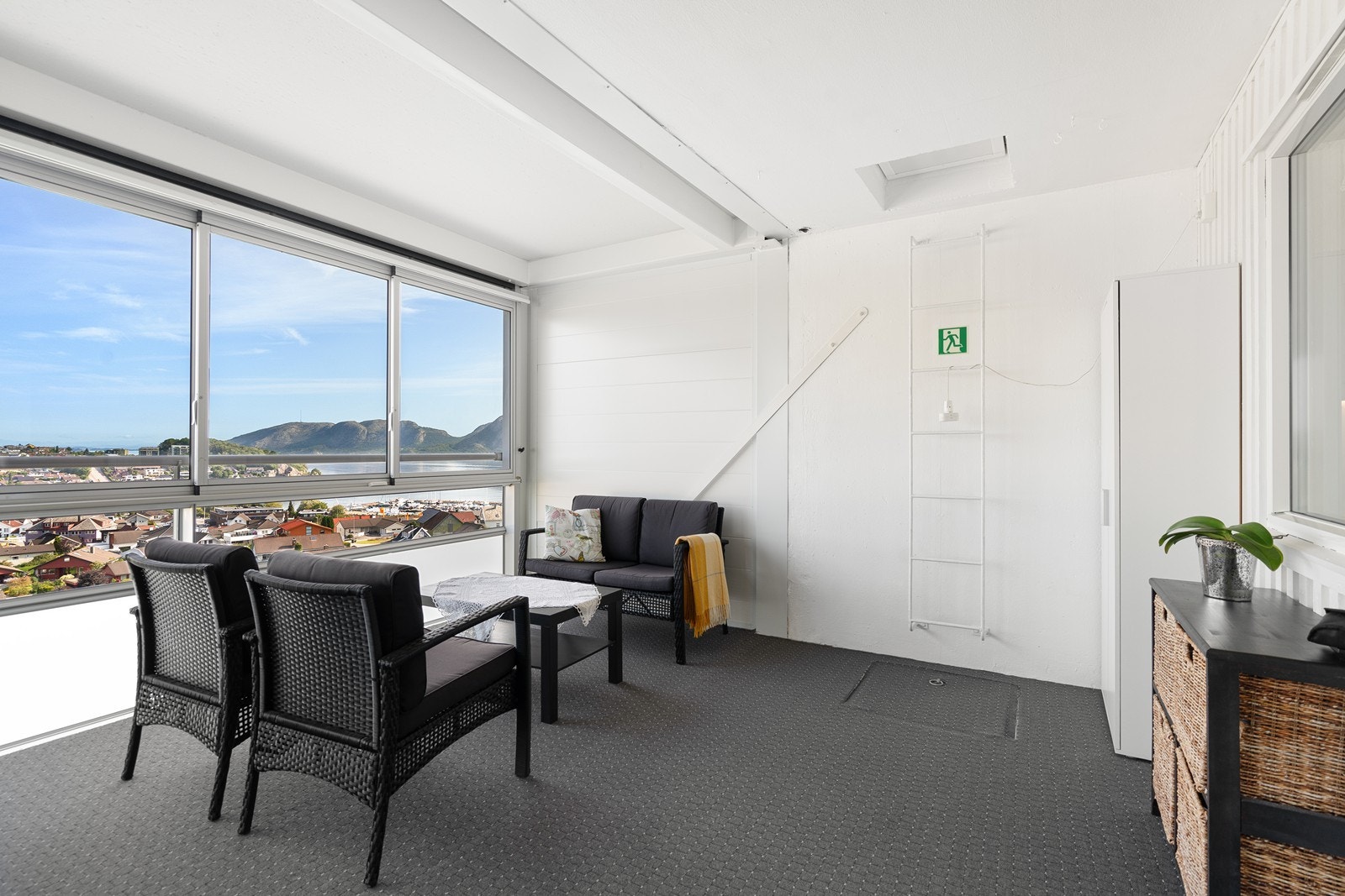 Nyt utsikten sammen med familie og venner. Galleribilde