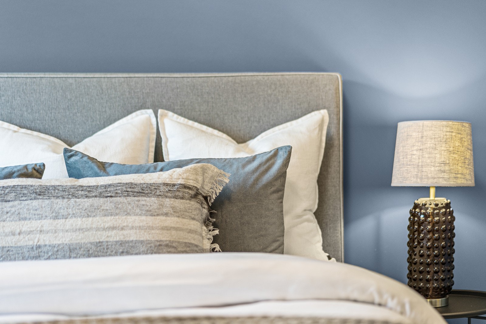 Hovedsoverommet har god plass til dobbeltseng med tilhørende nattbord. Galleribilde