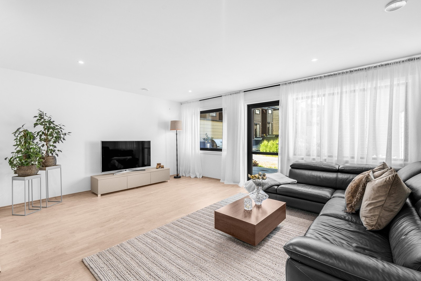 Rommet har plass til sofa, tv-bord og spisegruppe. Galleribilde