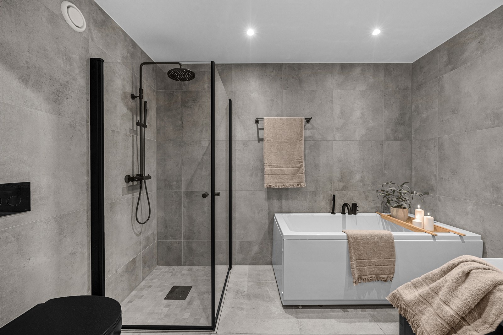 Fra gangen er det inngang til et delikat baderom. Rommet har fliser på gulv og vegger, samt malt slett himling. Galleribilde