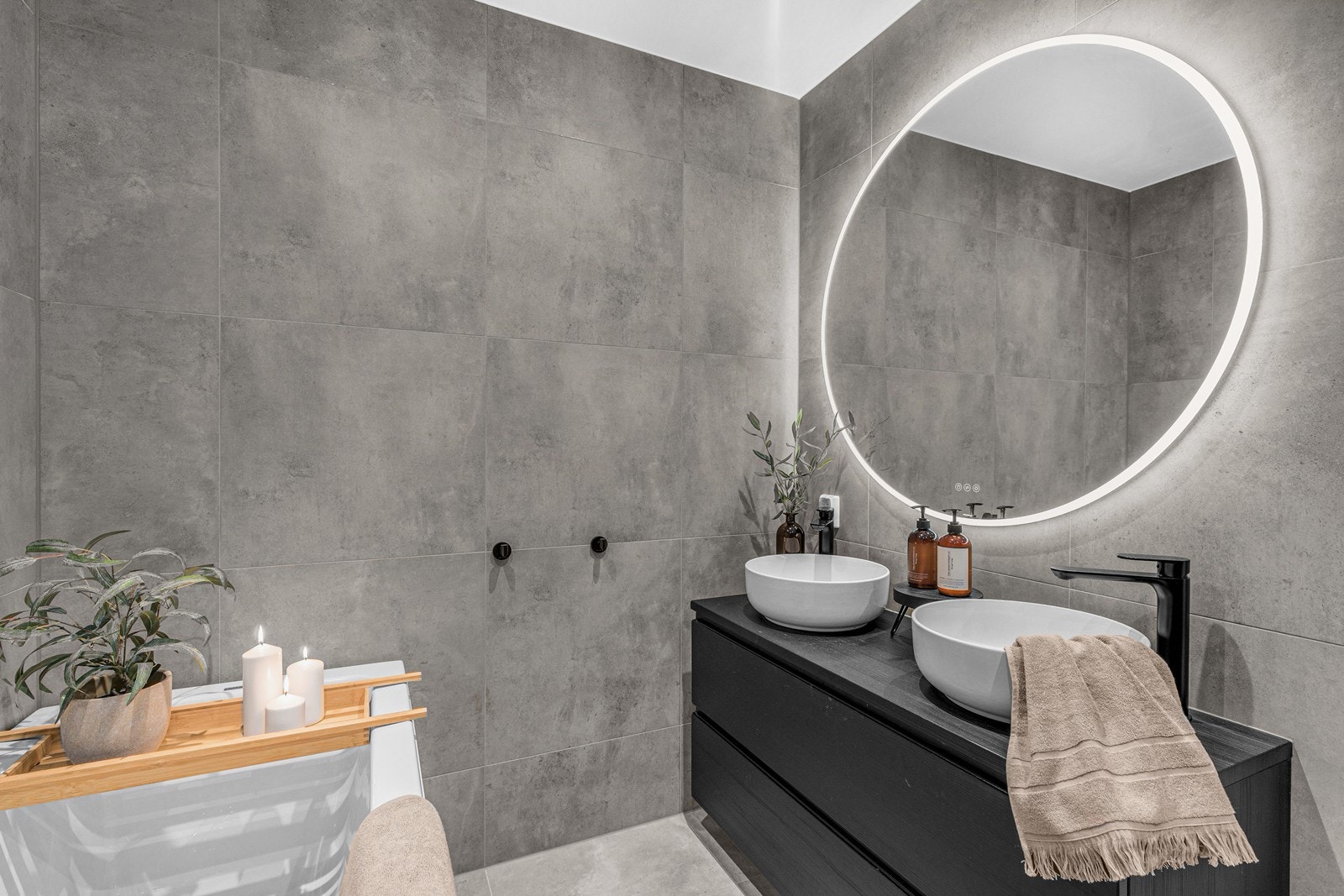 Det er godt med oppbevaringsplass i skuffeseksjon under servantene. Galleribilde