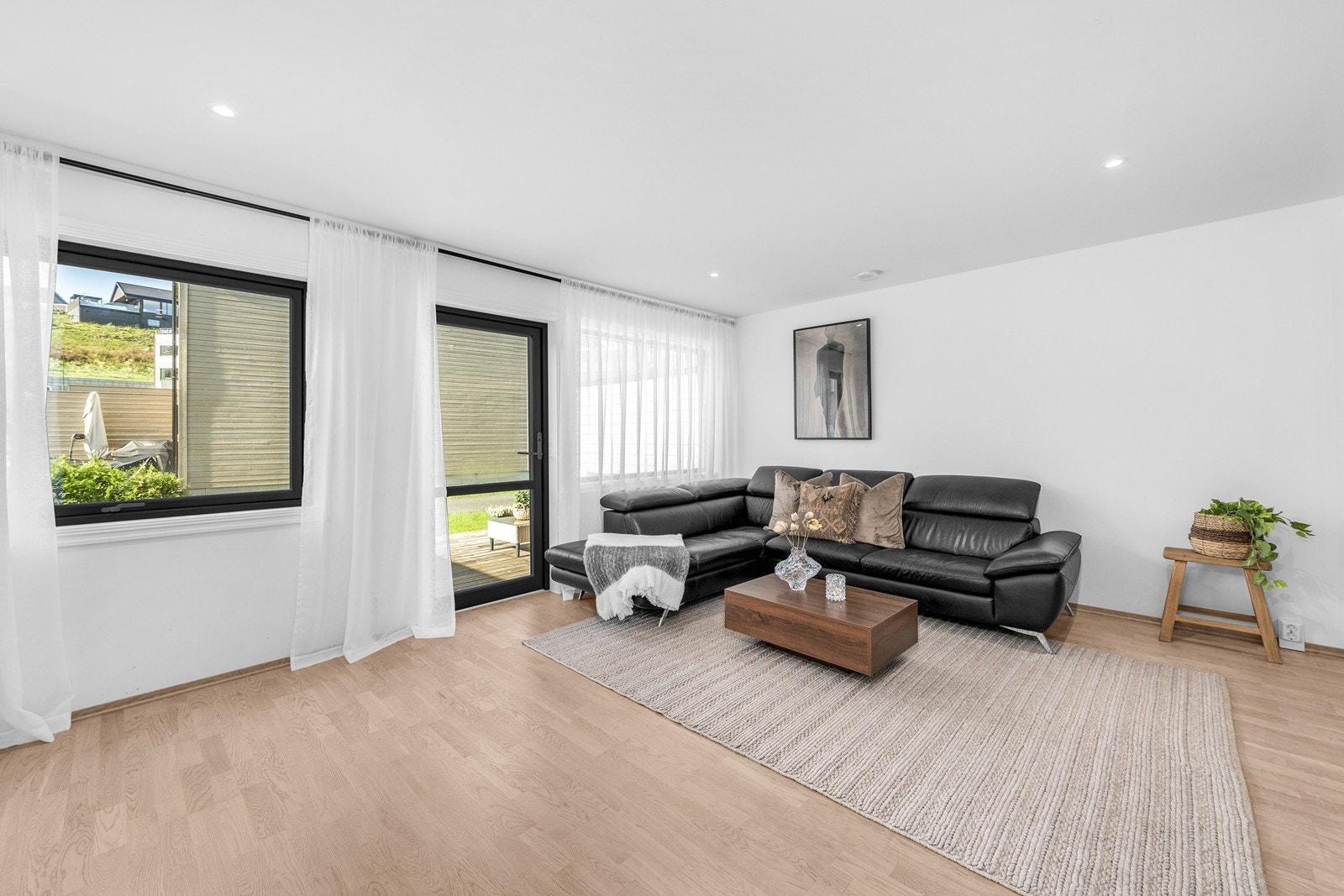 Fra stuen er det utgang til terrasse. Galleribilde