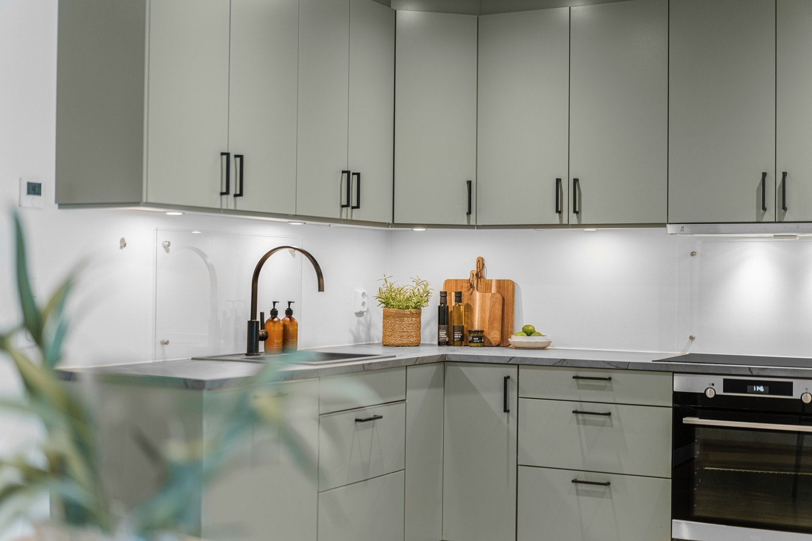 Videre er det satt inn integrert kjøle-/fryseskap, oppvaskmaskin, stekeovn, mikro og platetopp. Galleribilde