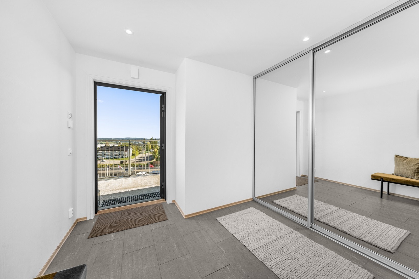 Det er praktiske fliser på gulvet i entréen. Galleribilde