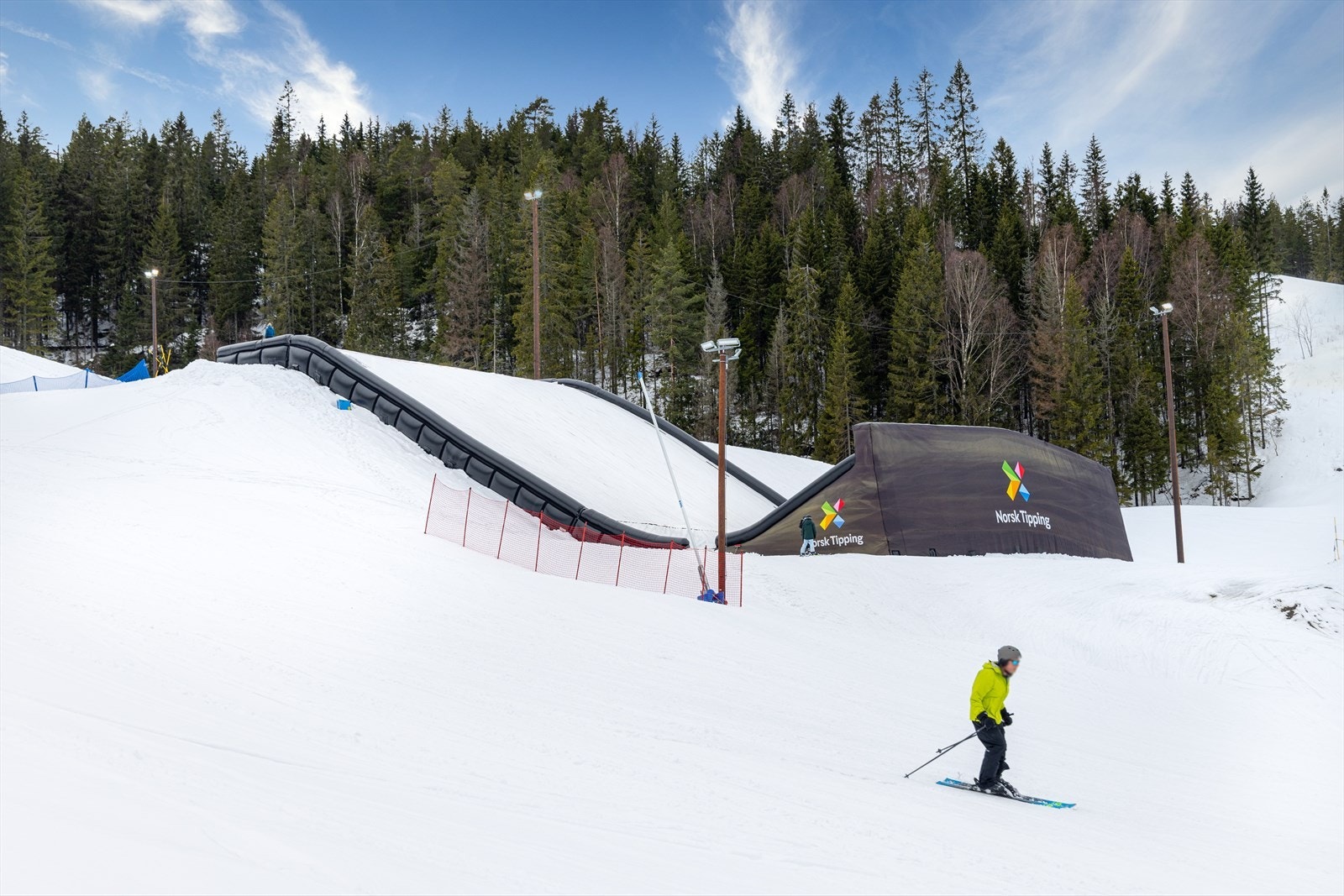 Alpinanlegget har to heiser og et skibånd. Det arbeides i disse dager med å utvide til fire nedfarter, i tillegg til et område for randonée og trasé for skicross. I 2022 ble det også satt ut en helårs airbag til disposisjon. Galleribilde