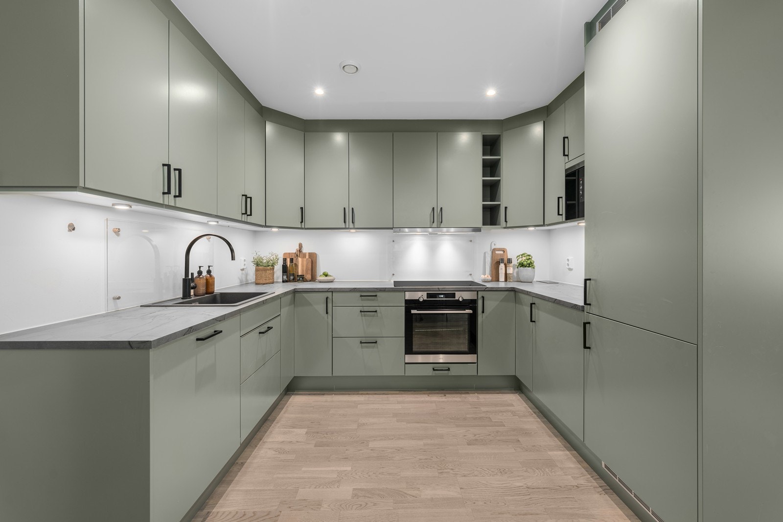 Innredningen har glatte fronter, samt nedfelt oppvaskkum og 1-greps blandebatteri. Galleribilde