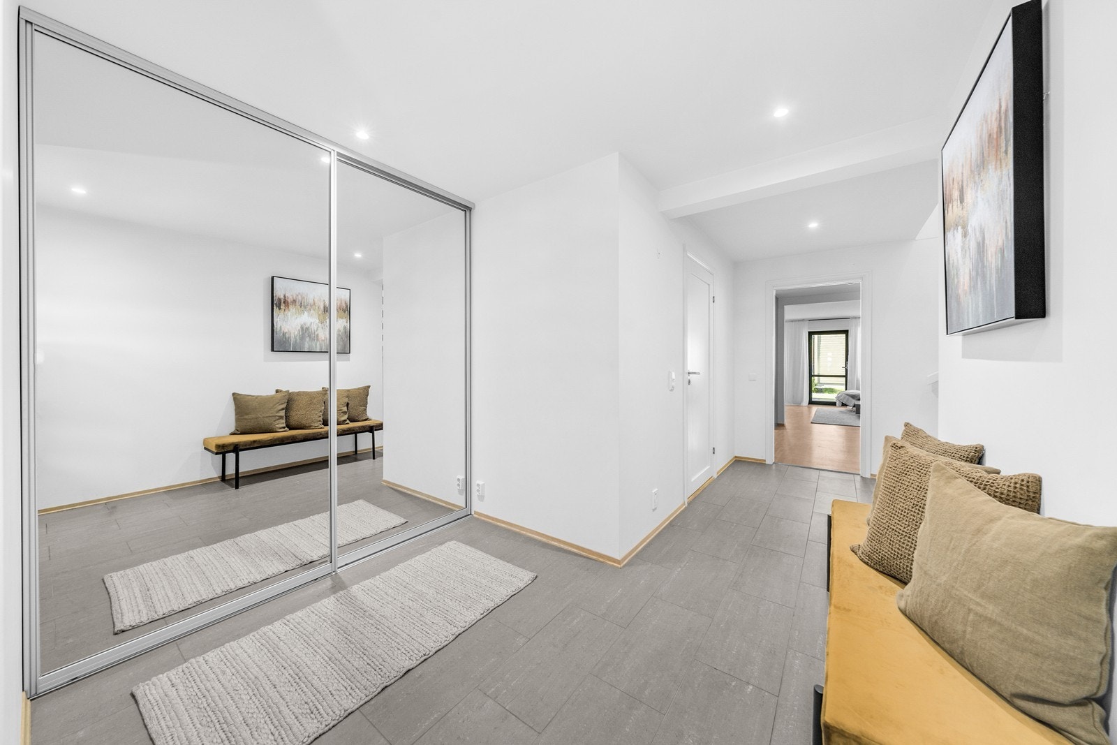 Vel inne i entréen er det plass til yttertøy og sko i en smart og romslig skyvedørsgarderobe med speilfronter. Galleribilde
