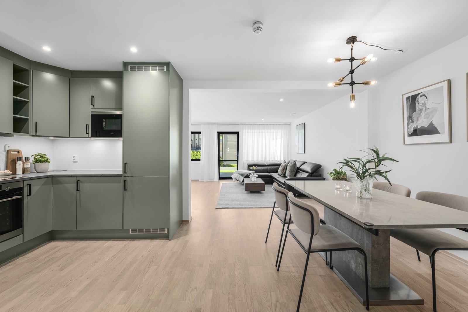 Stue og kjøkken er i åpen og sosial planløsning. Galleribilde