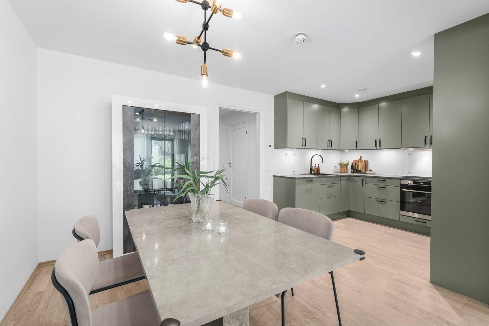 Moderne kjøkken med mye benk- og skapplass! Galleribilde