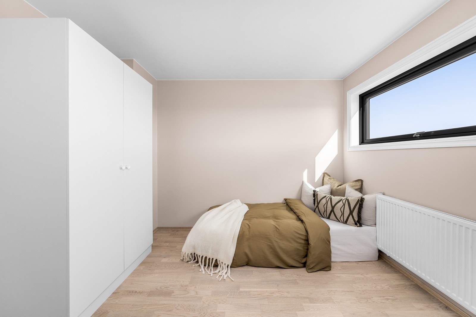 Rommene har plass til seng, nattbord, garderobeløsning og evt. skrivebord. Galleribilde