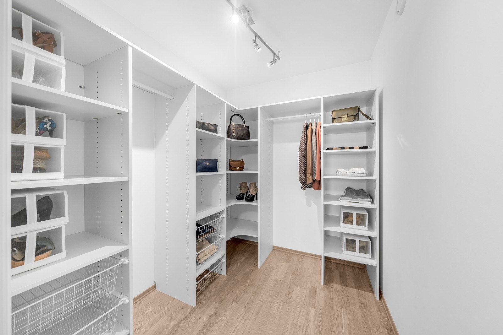 Garderobe/bod fra hovedsoverom. Galleribilde