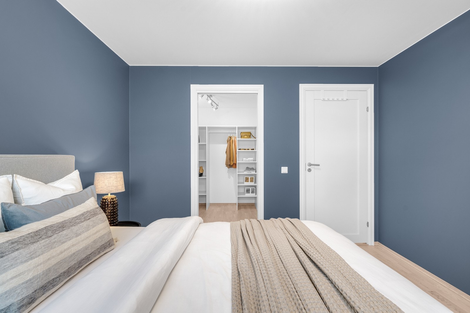 I tillegg er det inngang til en innvendig bod benyttet som omkledningsrom. Galleribilde