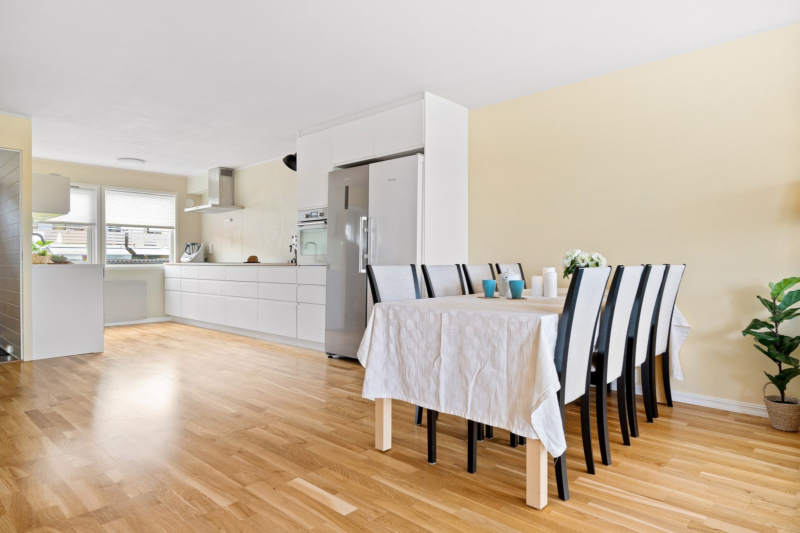 Spisestuen finner sin naturlige plass mellom stue og kjøkken. Galleribilde