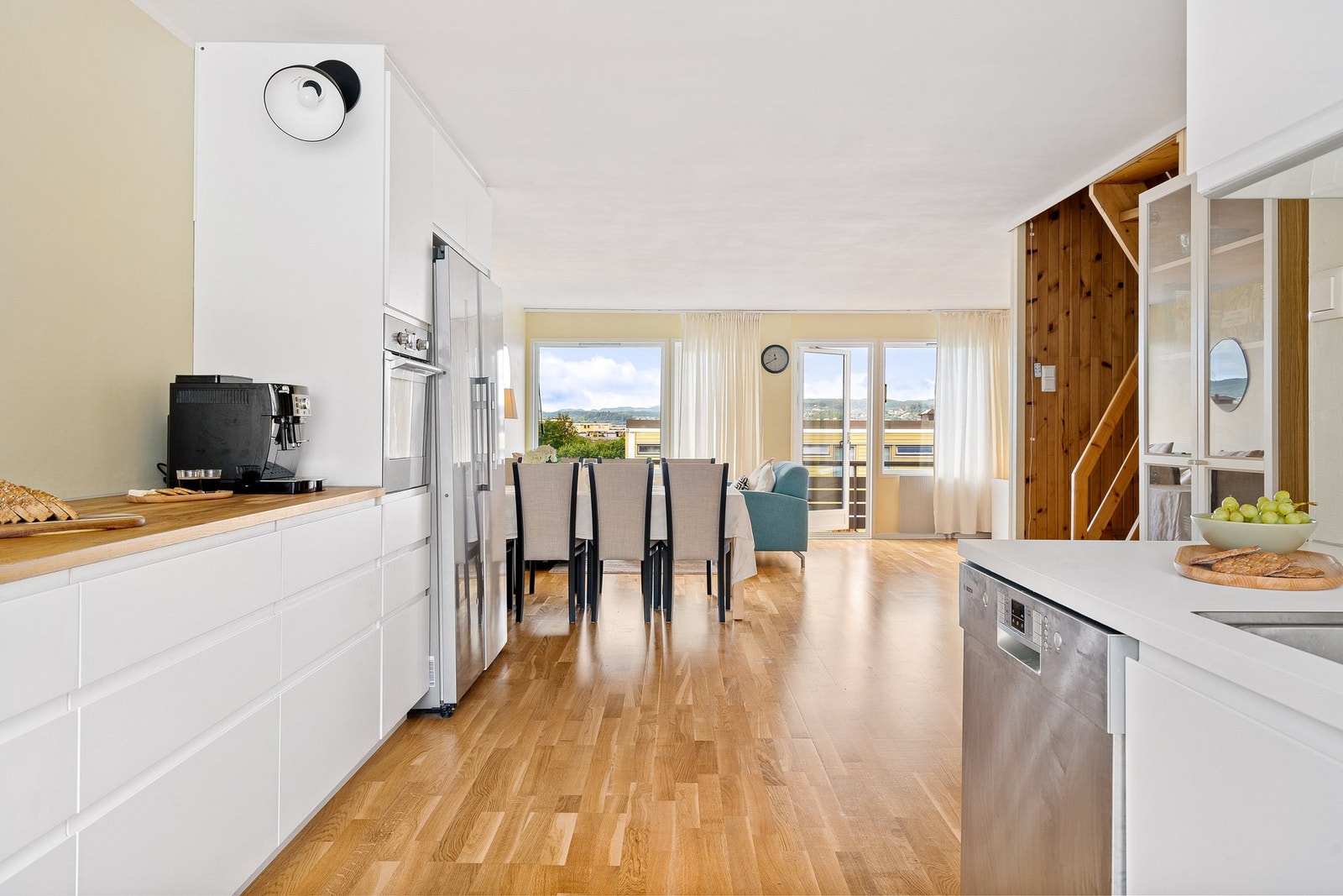 Kjøkkenet er malt i duse toner som gir en lun følelse. Galleribilde