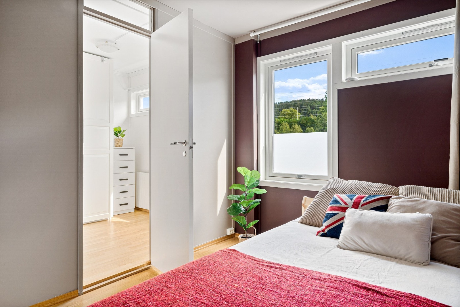 Rommet har direkte tilgang til et eget garderoberom. Galleribilde