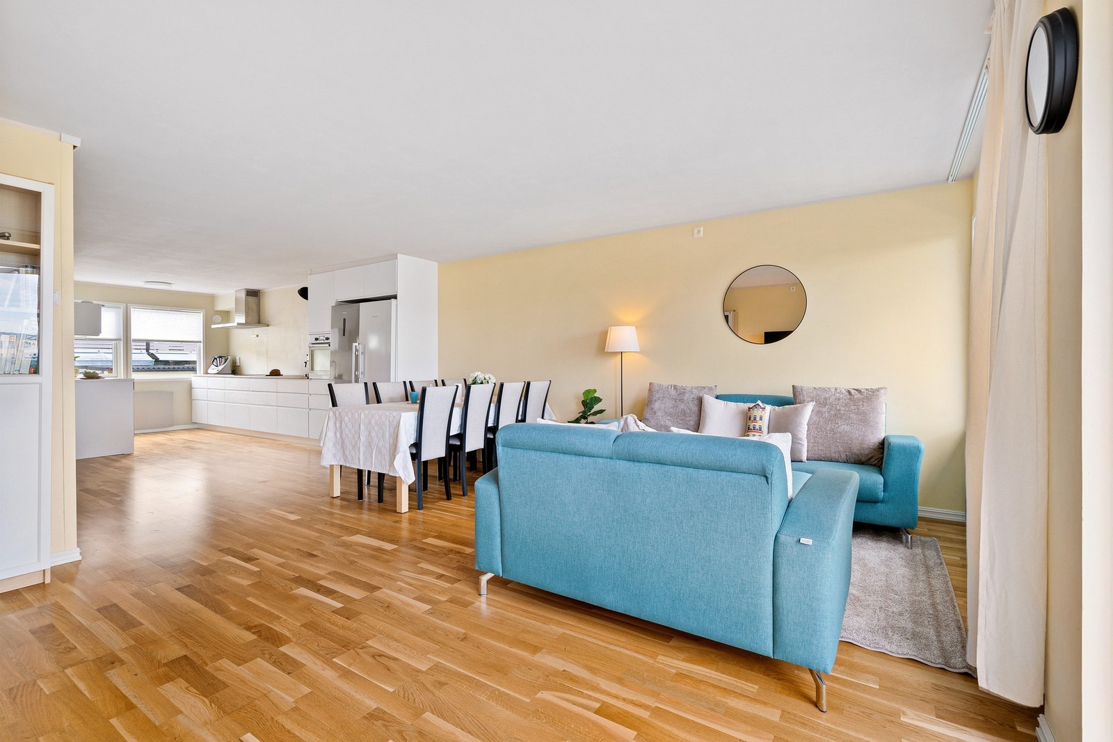 Åpen stue/kjøkken løsning som gjør at rommet oppleves som luftig. Galleribilde