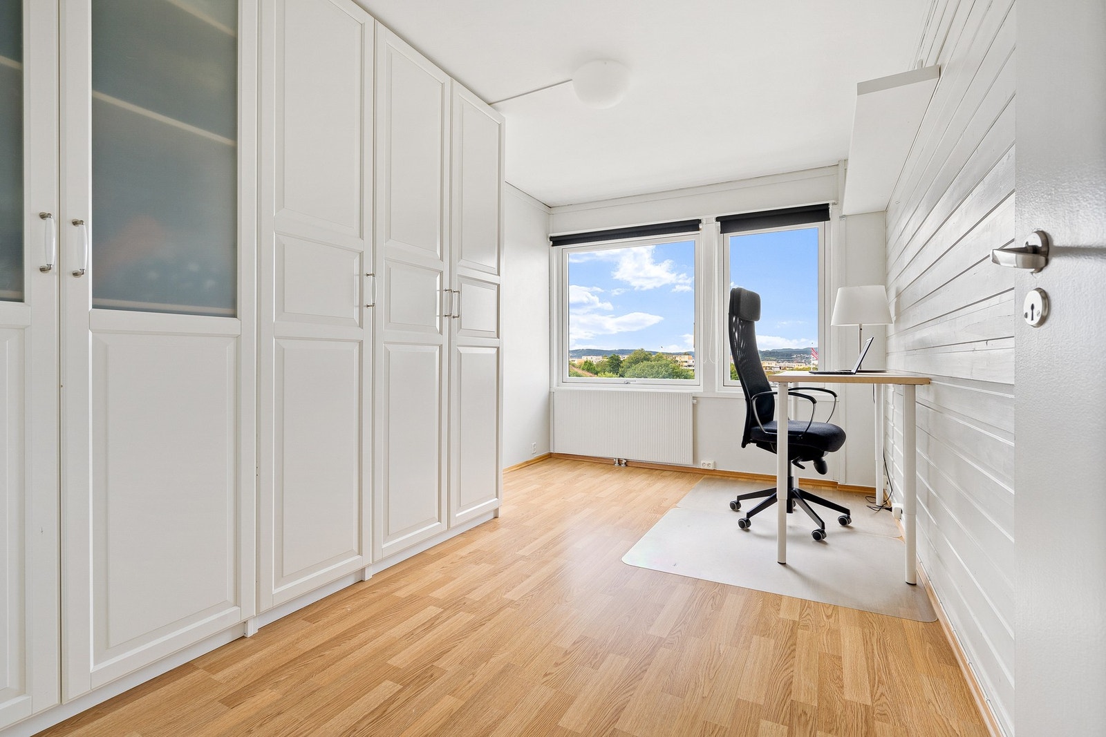 Soverom 2 er på 11,5 kvm og er utstyrt med en stor garderobeløsning. Galleribilde