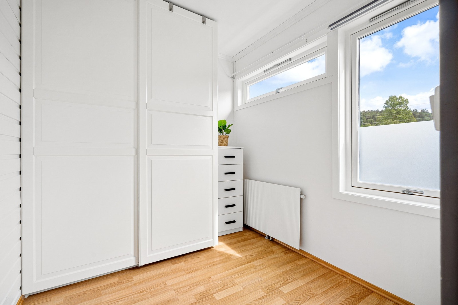 Praktisk garderoberom på 5 kvm. Galleribilde