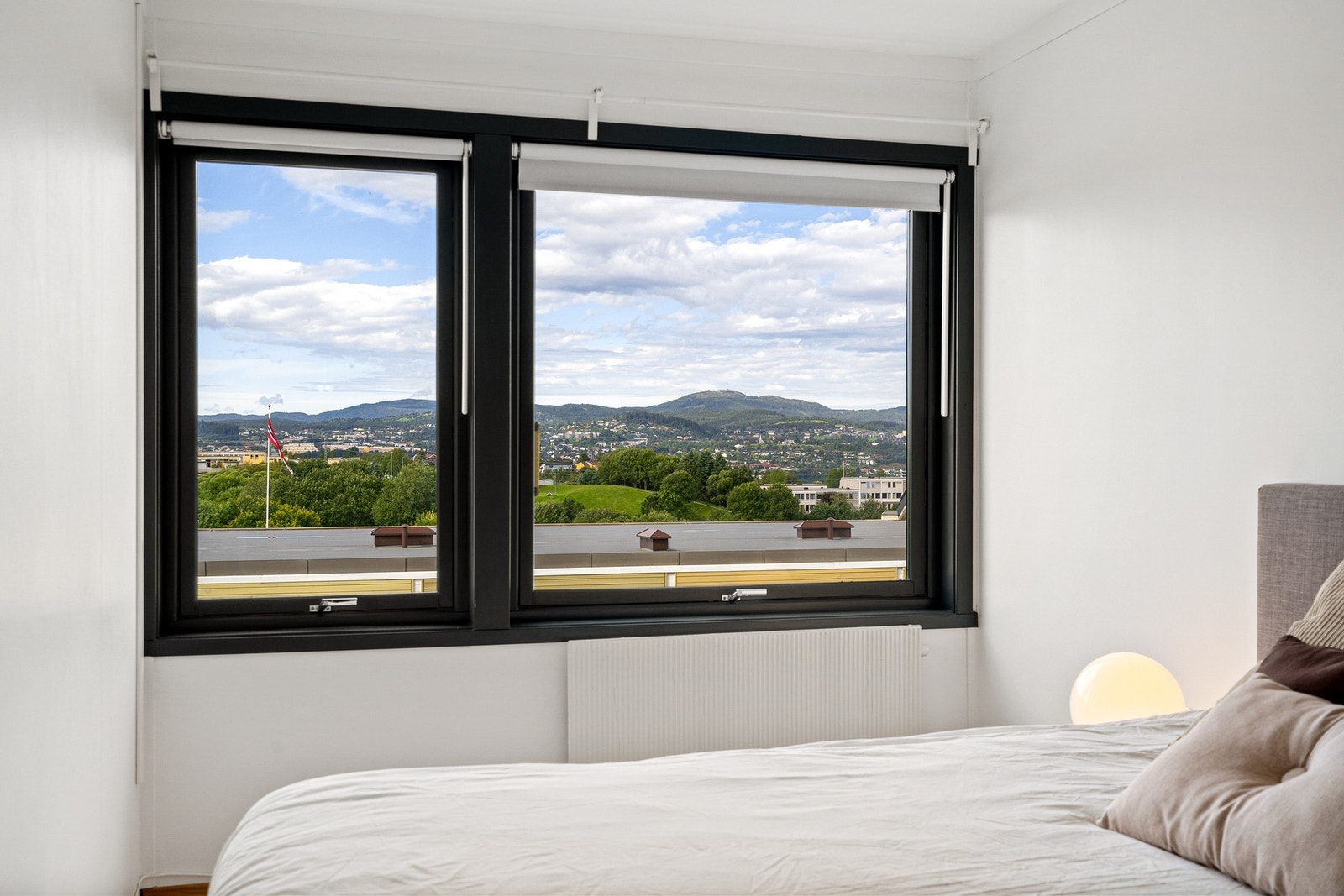 De 2 vestvendte soverommene nyter flott utsikt. Galleribilde