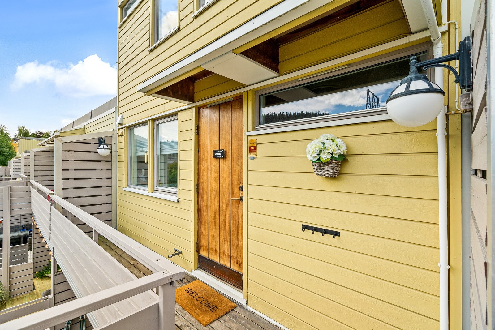 Inngangsparti med svalgang hvor du kan nyte morgensol. Galleribilde