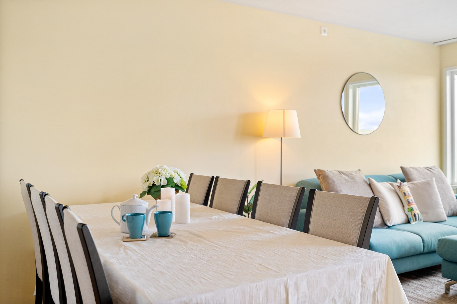 Stuen er stor nok til å innredes i flere soner som måtte passe en familie. Galleribilde