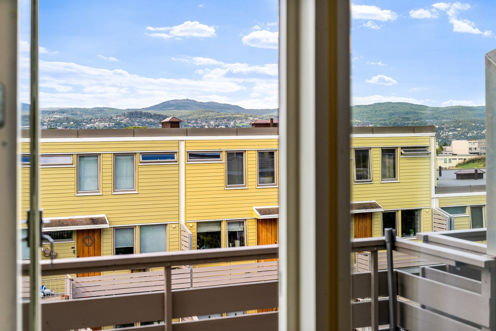 Leiligheten nyter en flott utsikt. Galleribilde