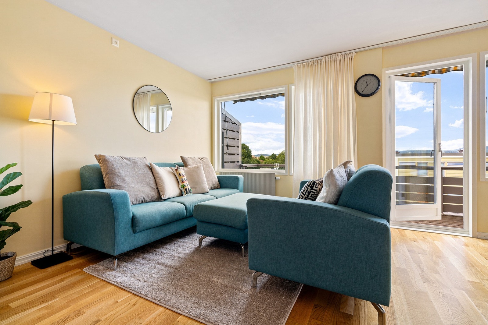 Store vindusflater gir godt med naturlig lys inn i rommet. Galleribilde