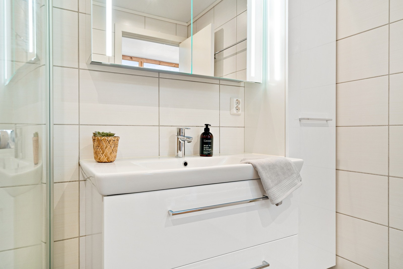 Flislagt bad med downlights i himling og varme i gulv. Galleribilde